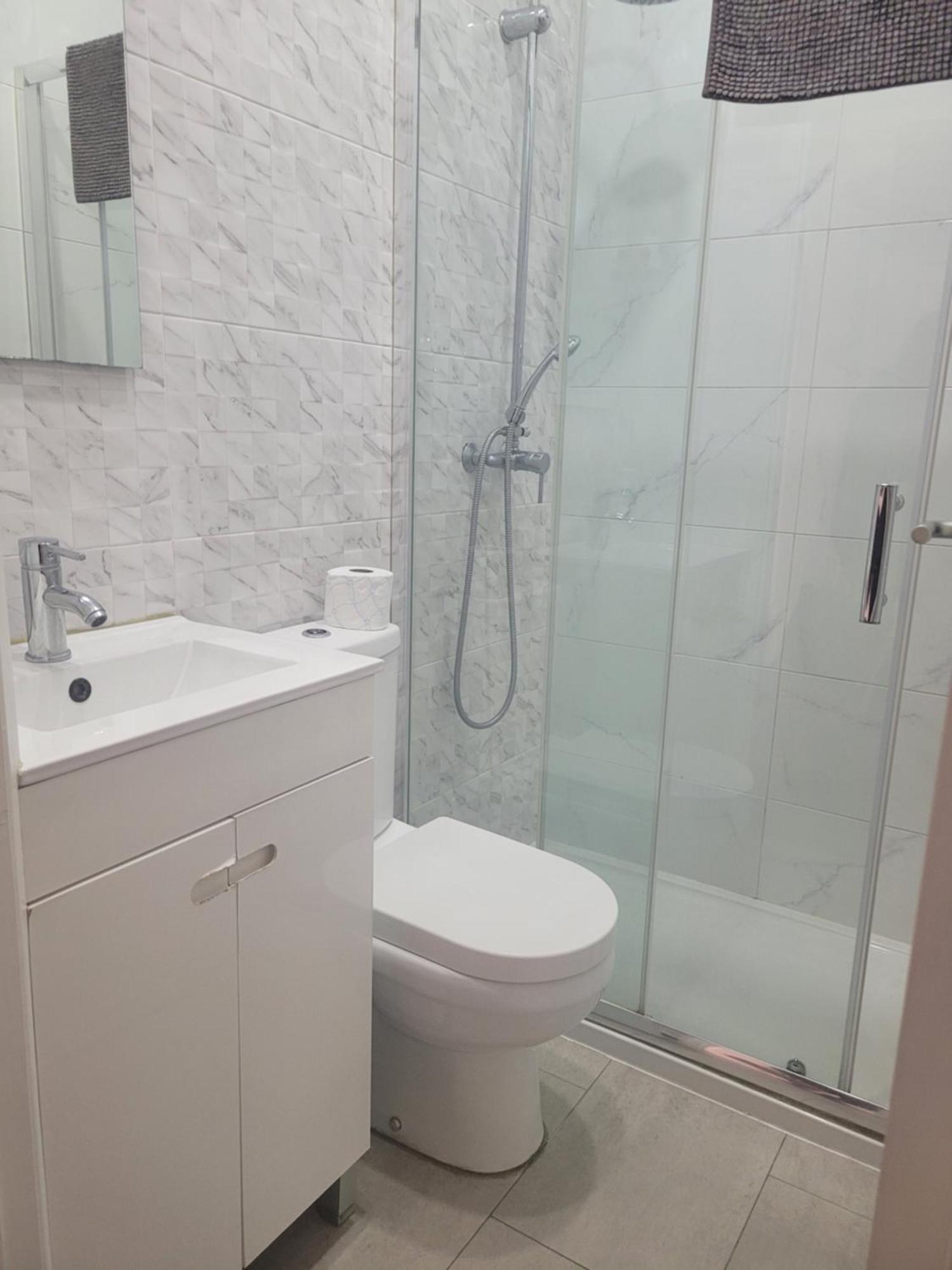Готель Residencial Valentina Лісабон Номер фото A shower cubicle